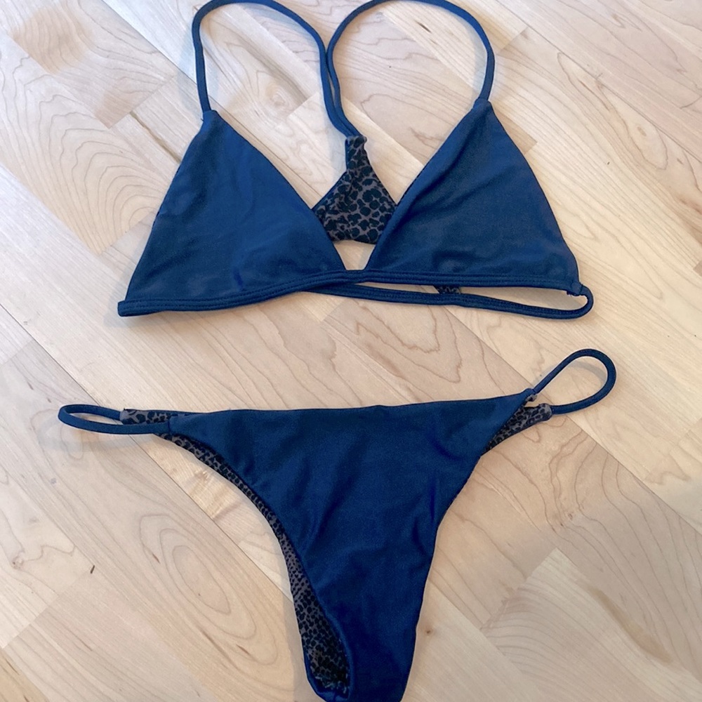 NWOT Acacia swimwear set- medium Shaka top, large Fins bottom.